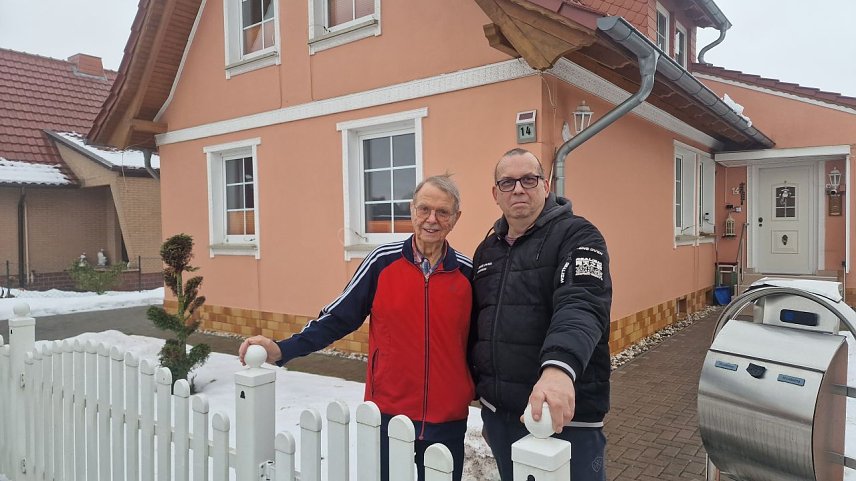 Bild: Werner und Mike Leibeling vor ihrem Haus im Finkenstieg