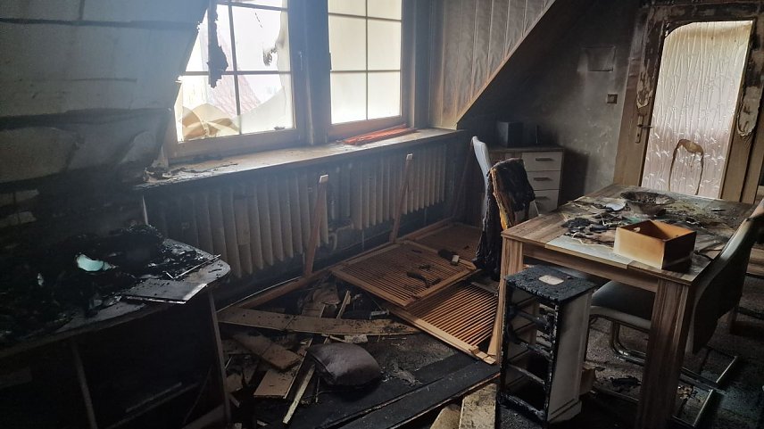 Bild: Eine ausgebrannte Stube in einem Wohnhaus