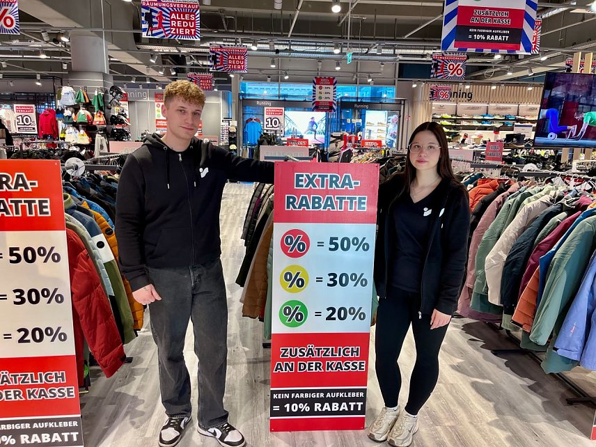 Bild: Zwei junge Auszubildende des Sporwarenh&auml;ndlers Intersport