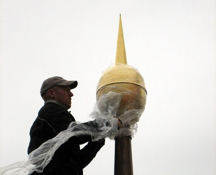 Bild: Turm-Knopf wird aufgesetzt