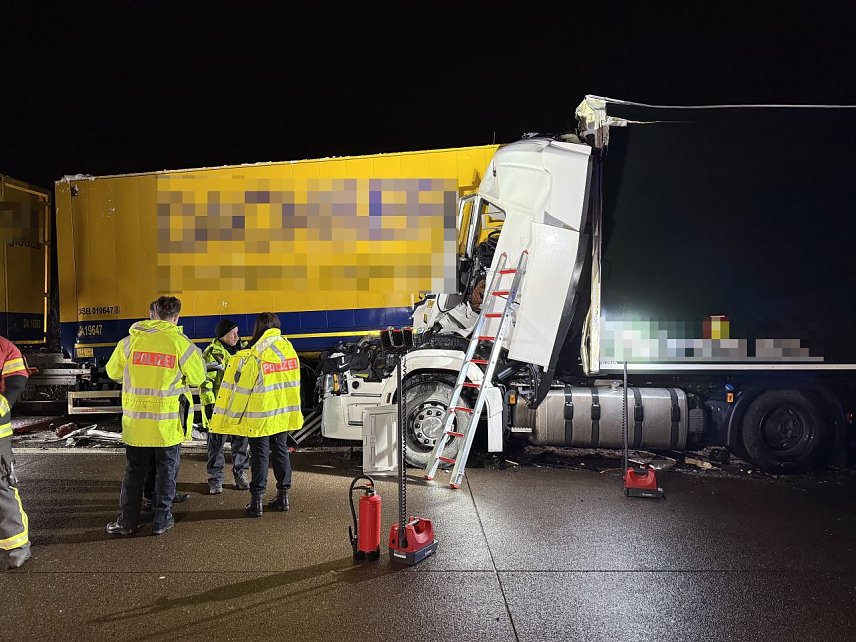 Bild: Zwei Lkw. Ein Lkw ist auf das Heck des vorausfahrenden Laster gefahren, das Fahrerhaus ist total deformiert. Ein Teil des Anh&auml;nges ragt in die Kabine. 