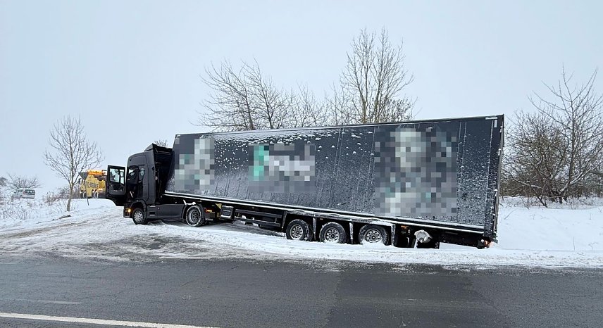 Bild: Ein schwarzer Lkw steht in einem Graben. Es hat geschneit. 