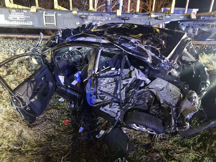 Bild: Ein komplett zerst&ouml;rtes Auto liegt neben Gleisen. 