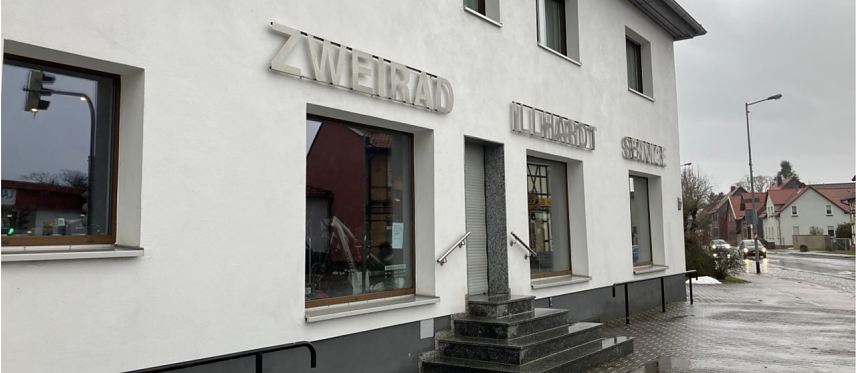 Bild: Ein Haus an einer Stra&szlig;e. 