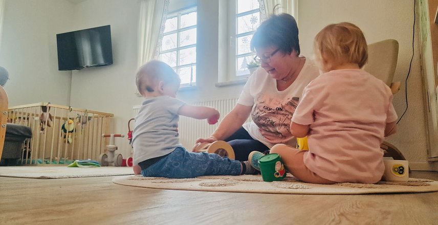 Bild: Eine Erzieherin mit zwei Kleinkindern