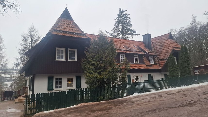 Bild: Ein Wohnhaus im Wald