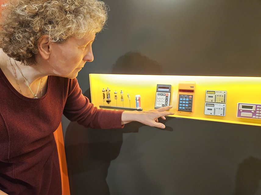 Bild: Frau vor einer Schauvitrine