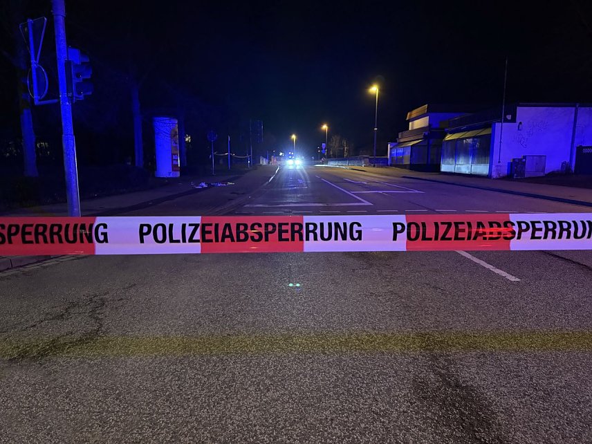 Bild: Eine Polizeiabsperrung auf einer Stra&szlig;e. 