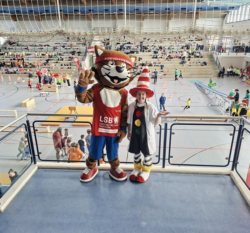 Bild: Zwei Maskottchen beim Kindergartensporttag in der Wiedigsburghalle