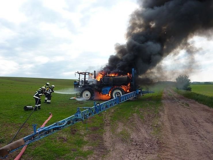 Bild: Brennender Traktor