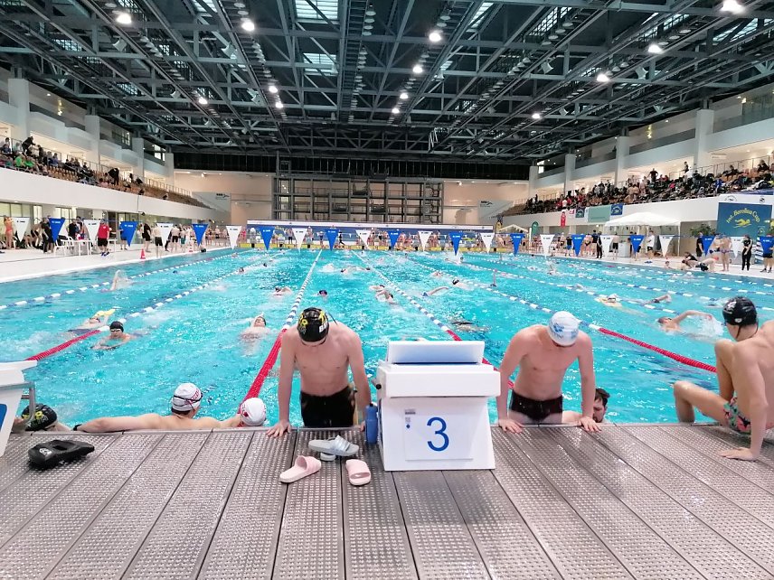 Bild: Schwimmer am Beckenrand