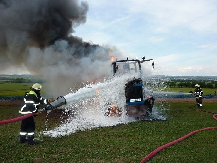 Bild: Brennender Traktor
