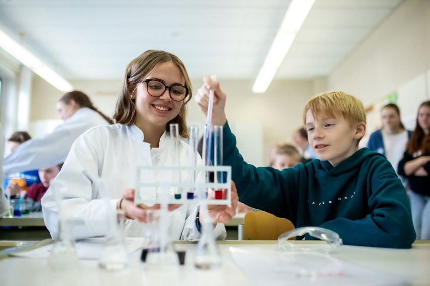 Bild: Zwei Sch&uuml;ler beim experimentieren