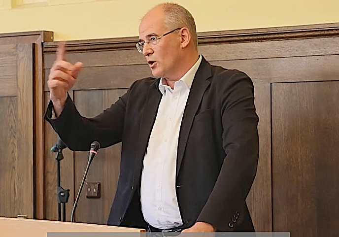 Bild: Landrat Matthias Jendricke musste sich der Kritik der Fraktionen stellen