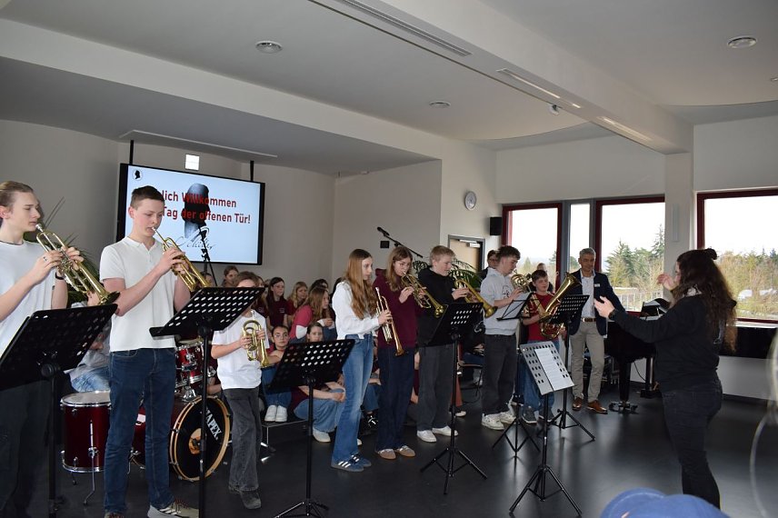 Bild: Sch&uuml;ler musizieren zum Tag der offenen T&uuml;r