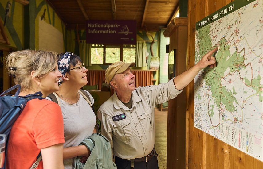 Bild: zwei Frauen links, ein Ranger rechts