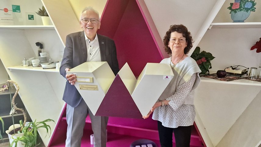 Bild: Werner und Martina Kopmann mit ihrem WEKO-Firmen-Logo als PC Geh&auml;use