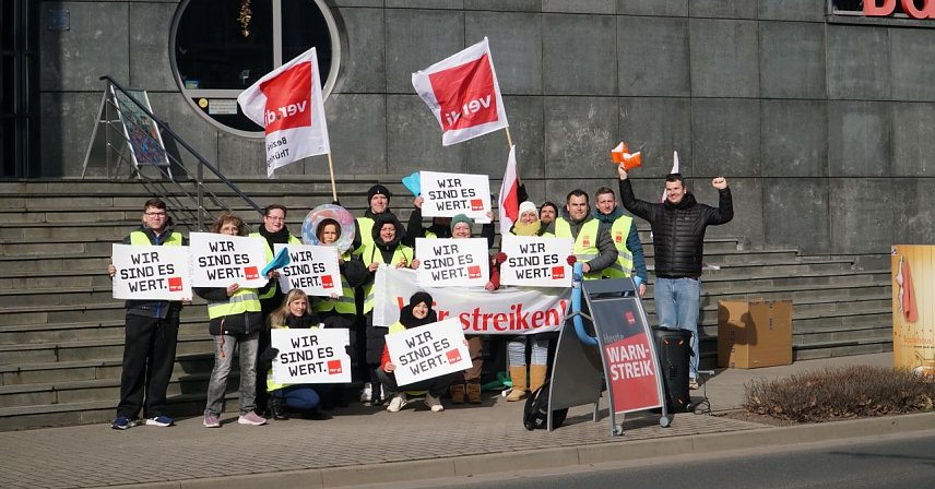 Bild: Streikende der Gewerkschaft verdi vor dem Badehaus