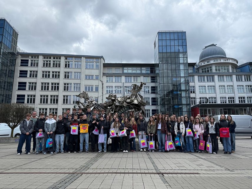Bild: Sch&uuml;ler posieren f&uuml;r ein Gruppenbild in Jena