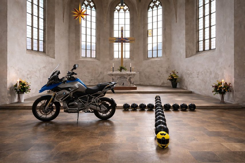 Bild: Ein Motorrad im Altarraum der Ellricher Kirche, daneben ein Kreuz aus Motorradhelmen