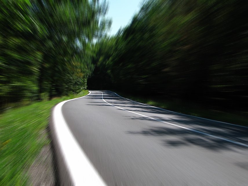 Bild: Leere Stra&szlig;e - Bild verzerrt