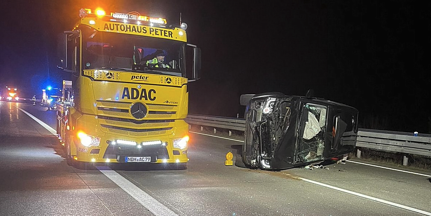 Bild: Ein Abschleppfahrzeug neben einem Unfallwagen