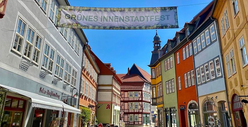 Bild: Altstadt von Bad Langensalza mit Banner "Gr&uuml;nes Innenstadtfest"