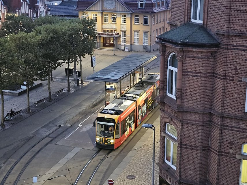 Bild: Eine Stra&szlig;enbahn steht in Nordhausen auf dem Bahnhofsplatz an einer Haltestelle. 