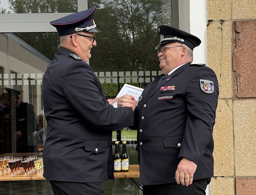 Bild: Zwei Feuerwehrm&auml;nner