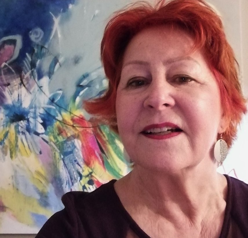 Bild: Frau vor einem bunten Gem&auml;lde