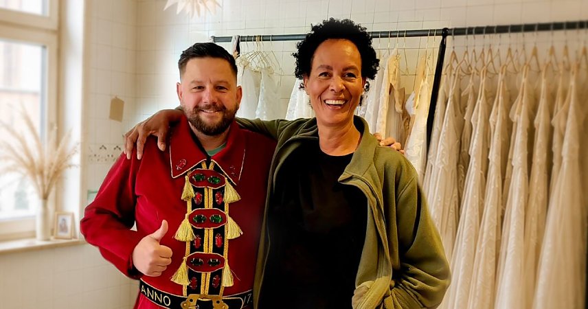 Bild: Alexander Kuhnhardt und Schneiderin Wilma Busch im Brautmodenatelier in Nordhausen. 