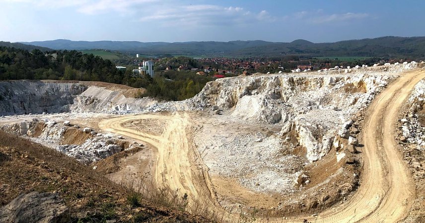 Bild: Der Kohnstein bei Niedersachswerfen ist einer der gr&ouml;&szlig;ten oberirdischen Gipstagebaue in der Region. Er wird nicht von Casea sondern der Kohnstein Bergwerks GmbH betrieben. Der Kohnstein gilt als ein Negativbeispiel, wie  der oberirdische Abbau des Rohstoffes die Natur ver&auml;ndert.
