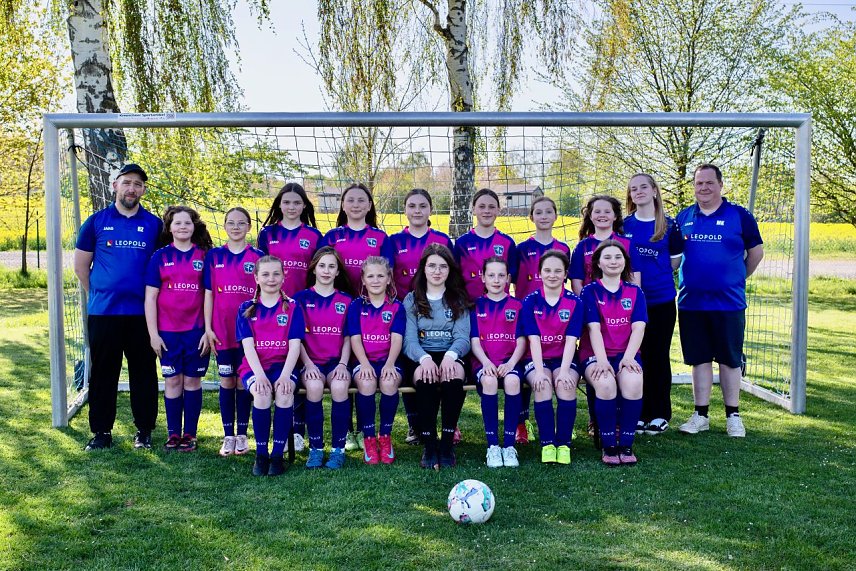 Bild: Gl&uuml;cklich im neuen Trikot: die "Ballerinas" des FVB Werther 1920
