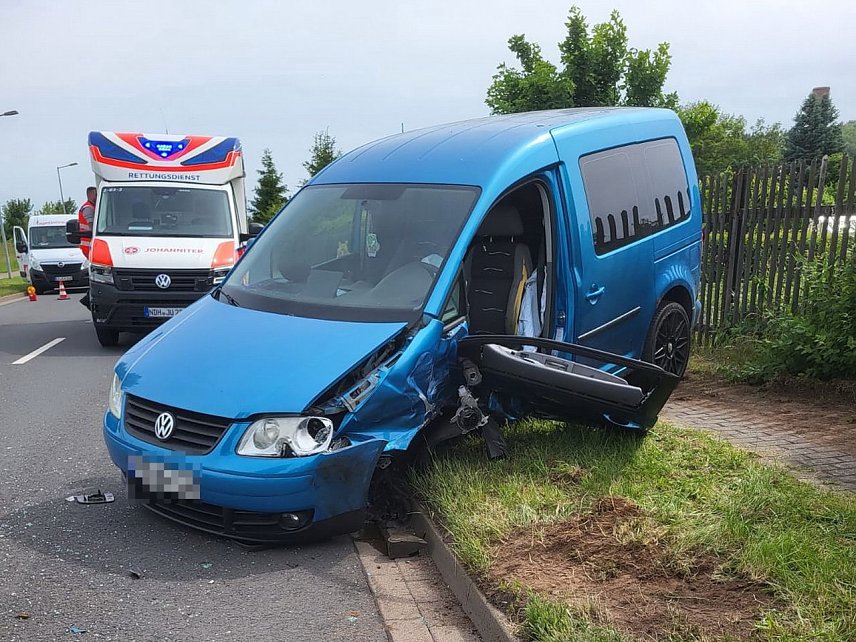 Bild: Ein heftiger Verkehrsunfall hat sich am Montagnachmittag in Niedersachswerfen ereignet.
