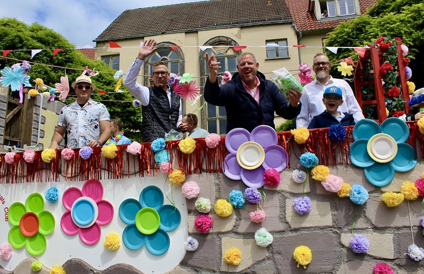 Bild: Feiernde Menschen