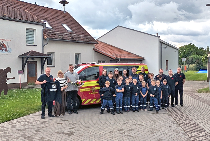 Bild: Neue Pullis f&uuml;r den Sundh&auml;user Feuerwehrnachwuchs