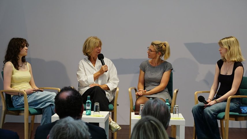 Bild: Frederike Nummer (links) und Marlena Hoche (rechts) im Gespr&auml;ch mit der fr&uuml;heren Nordh&auml;user Oberb&uuml;rgermeisterin Barbara Rinke zum 17. Juni. 