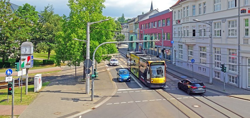 Bild: Stra&szlig;enbahn auf Magnetkreuzung in der Bahnhofstra&szlig;e
