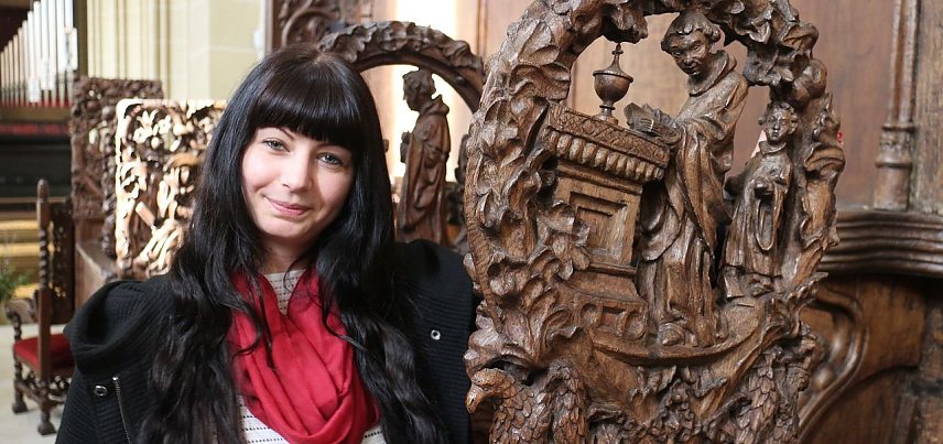 Bild: Kunsthistorikerin Jessica M&uuml;ller am Chorgest&uuml;hl des Nordh&auml;user Doms