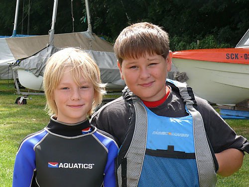 Bild: Luca Hoffmann und Nico Ruppe (v.l.n.r.) nach erfolgreicher Absolvierung der Pr&uuml;fung zum J&uuml;ngsten-Segelschein.      