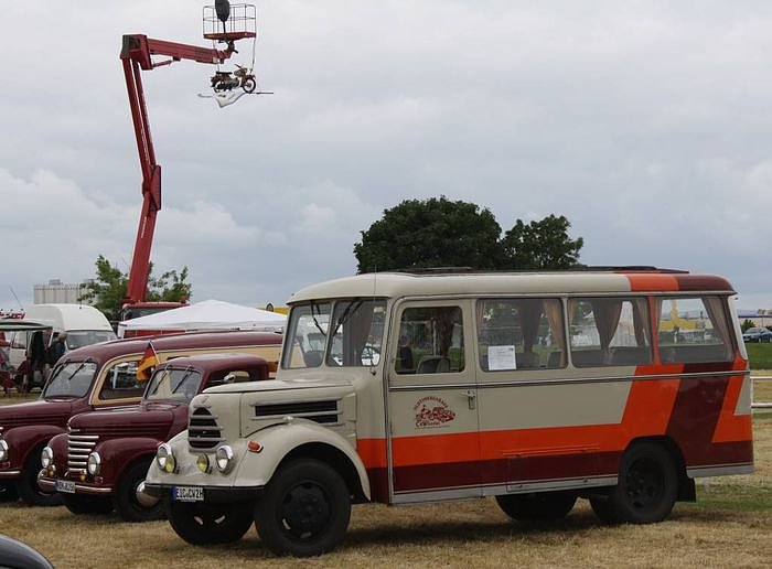 Bild: Oldtimer auf dem Scheunenhof