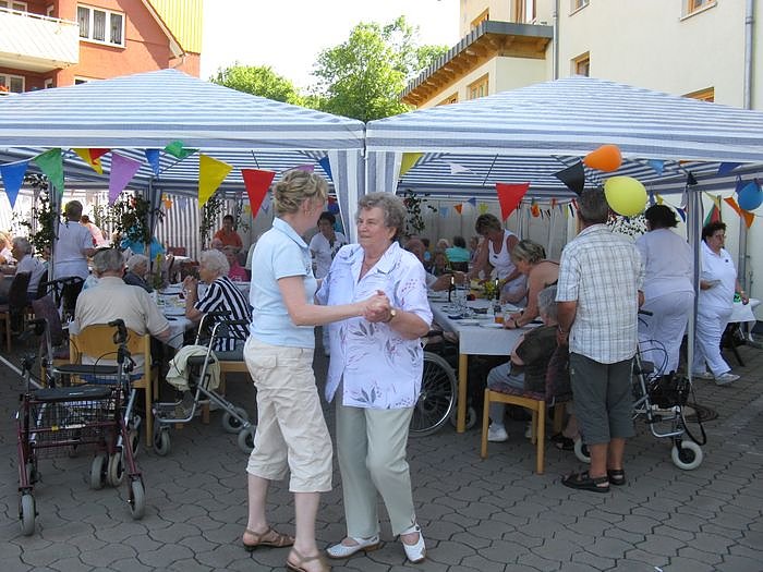 Bild: Sommerfest im Altenheim
