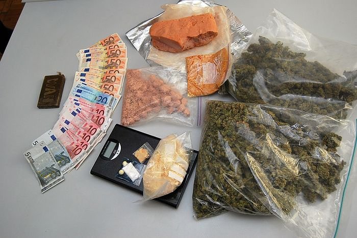 Bild: Sicher gestellt: Drogen und Bargeld