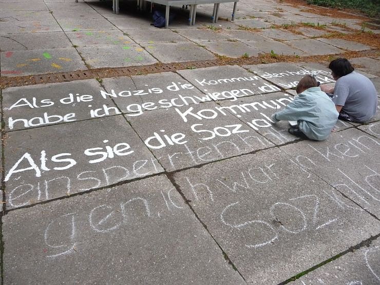 Bild: Die Kinder des KILA legen das Zitat sorgf&auml;ltig an