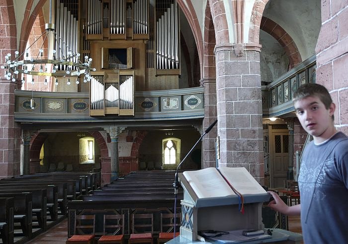 Bild: Kinder f&uuml;hren durch Kirchen