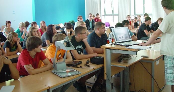 Bild: Interessierte Sch&uuml;ler