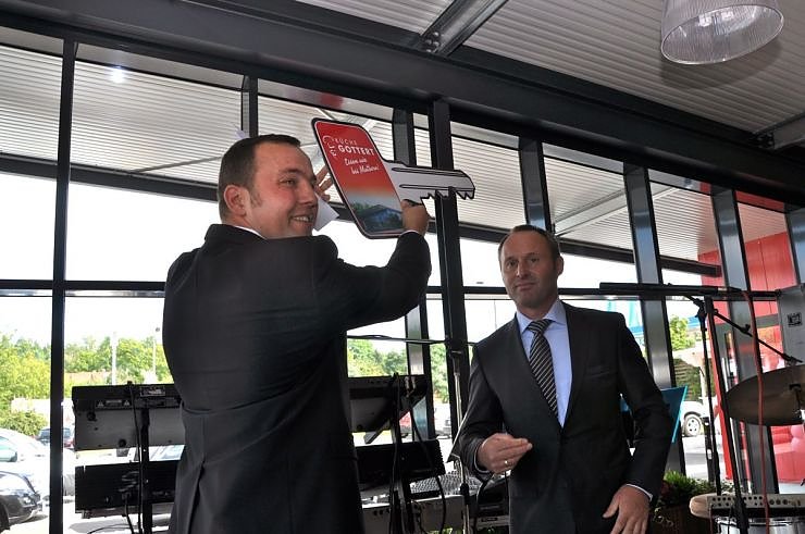 Bild: Schl&uuml;ssel &uuml;bergeben