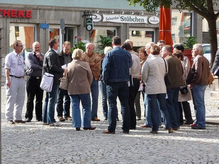 Bild: Diskussionen  vor dem Rathaus