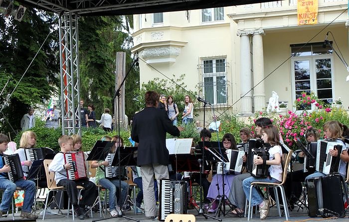 Bild: Junge K&uuml;nstler in der Galerie