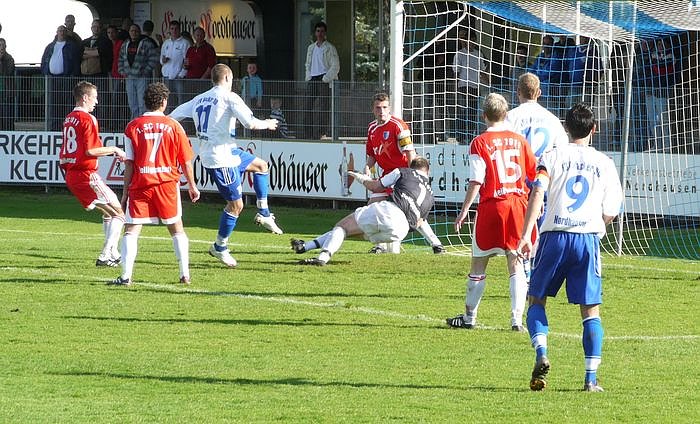 Bild: Torwart wird angeschossen